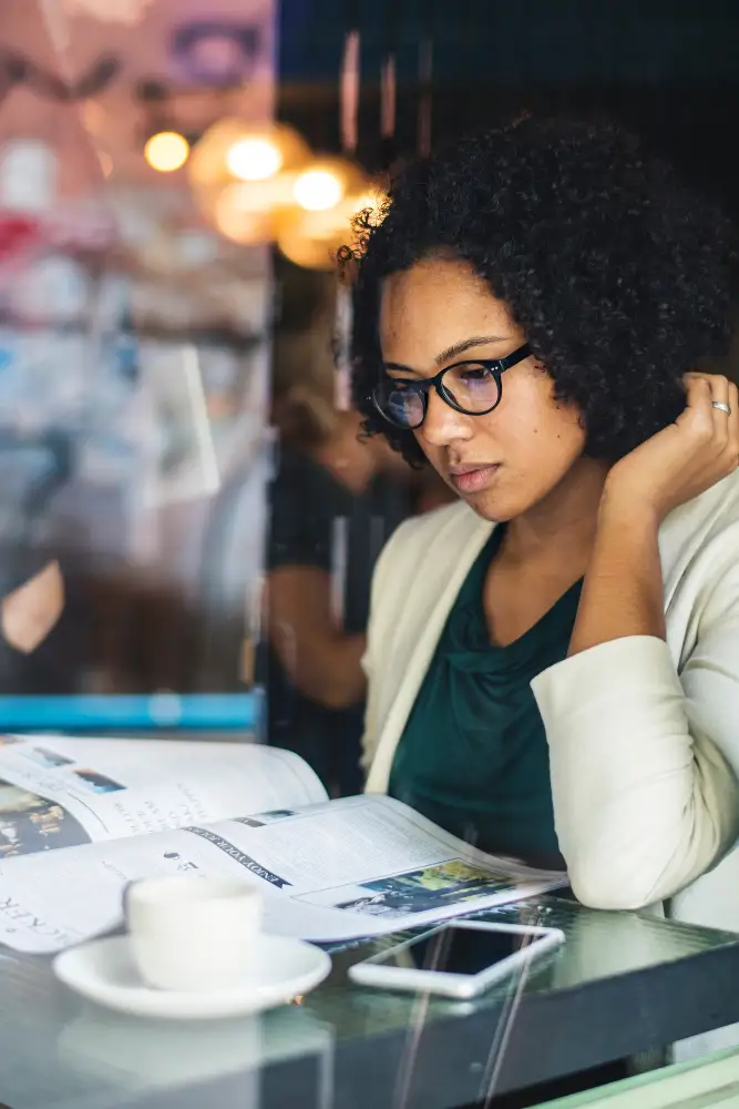 Femme independante qui étudie ses investissements financiers