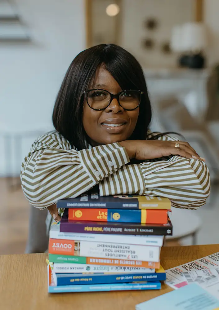 Portrait jinette lexime pile de livres